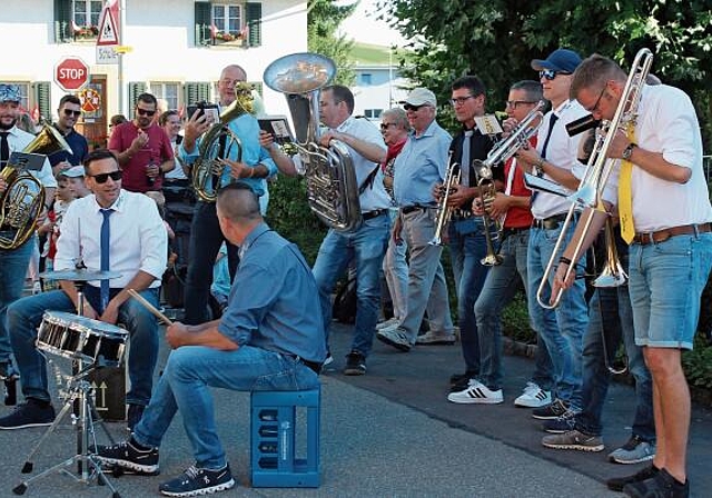 Beste Unterhaltung: Musikalischer Auftritt am Dorffest «850 Johr Sarmi» in Sarmenstorf.Foto: Alexander Studer