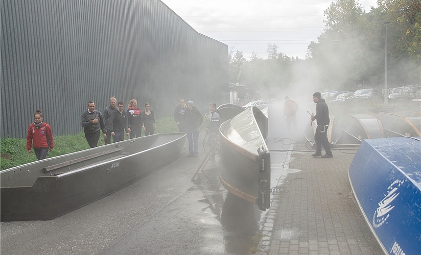 <em>Reinigung: </em>Die Militärpontons werden abgekärchert und geschrubbt, um sie fein säuberlich ins Depot Brugg zu bringen. <em>Reinigung: </em>Die Militärpontons werden abgekärchert und geschrubbt, um sie fein säuberlich ins Depot Brugg zu bringen.