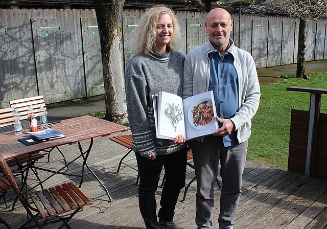 <em>Freuen sich auf die neue Saison:</em> Karin Schmitz und Kurt Freudemann als Pächter des Strandbads Seerose. Foto: Alexander Studer