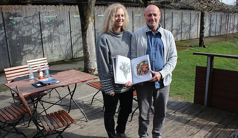 <em>Freuen sich auf die neue Saison:</em> Karin Schmitz und Kurt Freudemann als Pächter des Strandbads Seerose. Foto: Alexander Studer