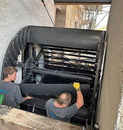 Remontage des Wasserrades , Schaufel um Schaufel kommt wieder an ihren Platz.Foto: zvg