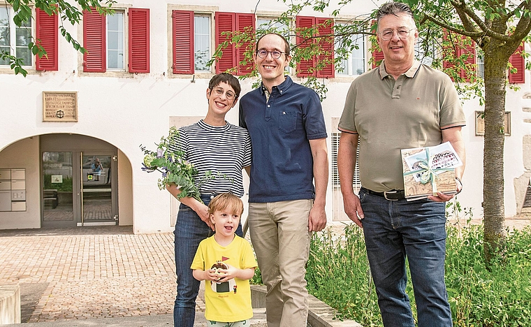 Familie Schmid wurde von Gemeindeammann Remo Gspandl willkommen geheissen. Foto: pwi
