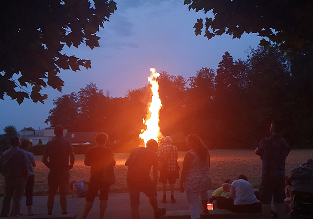 Stimmig: Augustfeuer auf dem Schulhausplatz. Foto: zvg