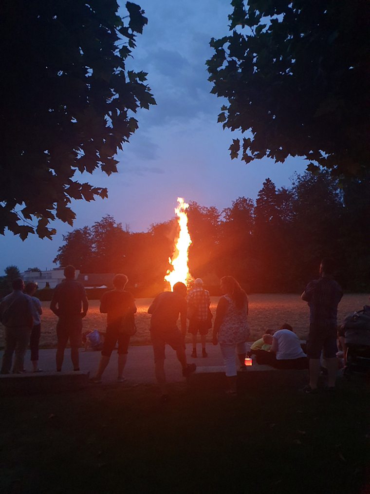 Stimmig: Augustfeuer auf dem Schulhausplatz. Foto: zvg