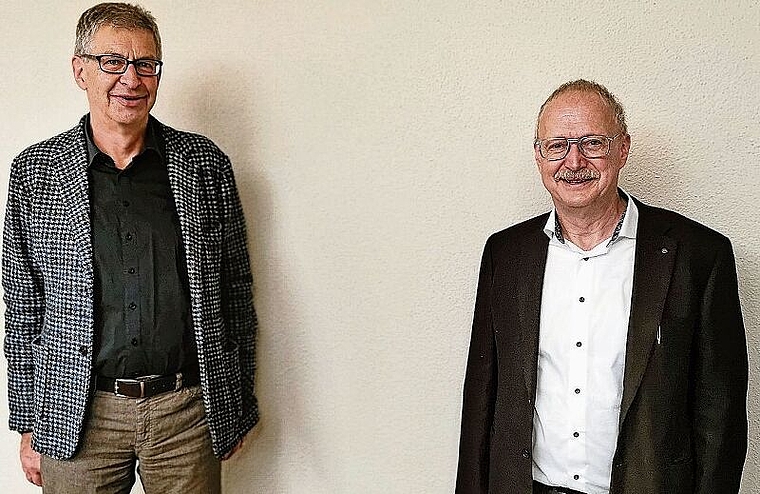 Verabschiedung mit coronakonformer Distanz: «Lebensraum»-Präsident Daniel Mosimann und Hans-Jürg Reinhart, der als Mitglied des Ausschusses Ende Jahr aufhört. Foto: Fritz Thut