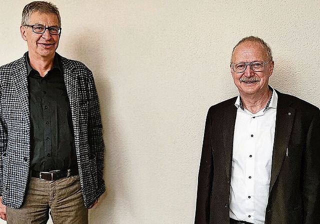 Verabschiedung mit coronakonformer Distanz: «Lebensraum»-Präsident Daniel Mosimann und Hans-Jürg Reinhart, der als Mitglied des Ausschusses Ende Jahr aufhört. Foto: Fritz Thut