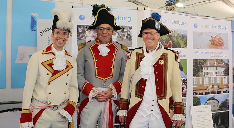 Die Freischarenmanöver-Tradition war auch an der Lega präsent: Doël Silvan, Chef Sicherheit, Peter Buri, Stabschef Freischaren, und Stefan Regli, Stabschef Kadetten, am Lega-Stand vom Tourismusbüro Lenzburg Seetal. Foto: MS