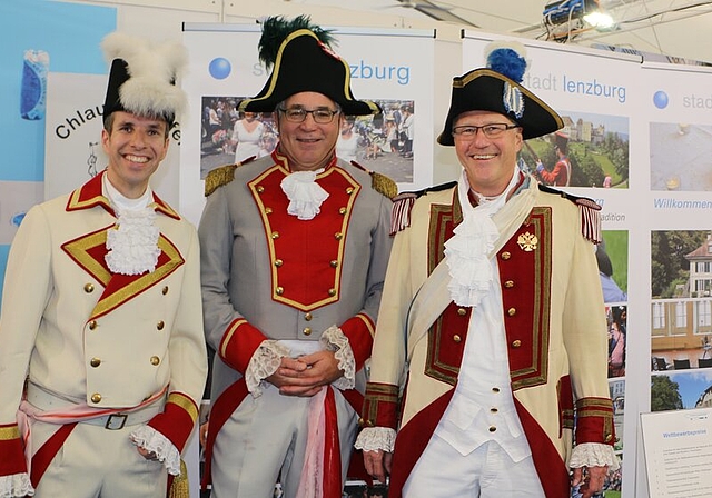 Die Freischarenmanöver-Tradition war auch an der Lega präsent: Doël Silvan, Chef Sicherheit, Peter Buri, Stabschef Freischaren, und Stefan Regli, Stabschef Kadetten, am Lega-Stand vom Tourismusbüro Lenzburg Seetal. Foto: MS