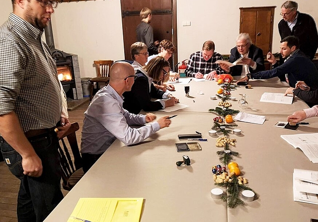 <em>Feierlicher Akt:</em> Beobachtet von Betriebsleiter Matthias Ott unterzeichnen Gemeindeschreiber und -ammänner den «Lenzia»-Betriebsplan 2019–2033. Foto: Fritz Thut