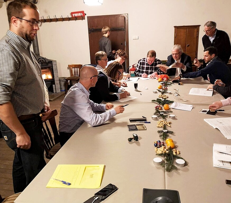 <em>Feierlicher Akt:</em> Beobachtet von Betriebsleiter Matthias Ott unterzeichnen Gemeindeschreiber und -ammänner den «Lenzia»-Betriebsplan 2019–2033. Foto: Fritz Thut