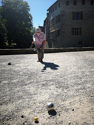 Eine ruhigere Kugel schieben: Thomas Frei beim Pétanquespiel vor Schloss Hallwyl. Foto: Fritz Thut Eine ruhigere Kugel schieben: Thomas Frei beim Pétanquespiel vor Schloss Hallwyl. Foto: Fritz Thut