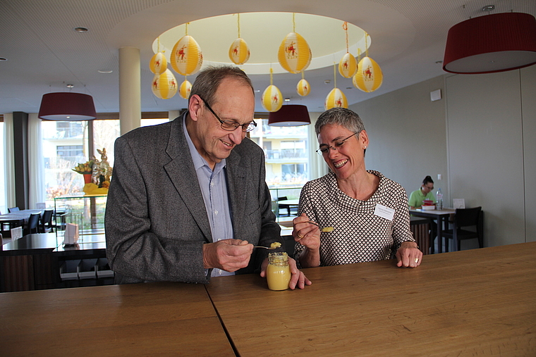 Eine geballte Ladung fürs Immunsystem Verwaltungsratspräsident Roland Huggler und Geschäftsleiterin Patrizia Steinacher testen den frisch zubereiteten Immun-Booster, der nun an die Mitarbeitenden abgegeben wird. Foto: Carolin Frei