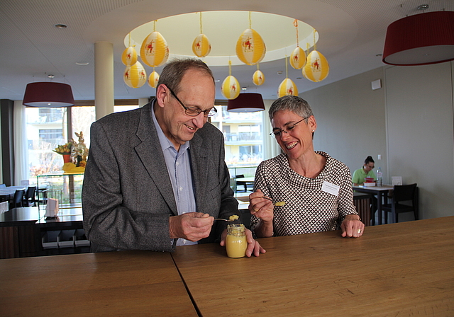 Eine geballte Ladung fürs Immunsystem Verwaltungsratspräsident Roland Huggler und Geschäftsleiterin Patrizia Steinacher testen den frisch zubereiteten Immun-Booster, der nun an die Mitarbeitenden abgegeben wird. Foto: Carolin Frei