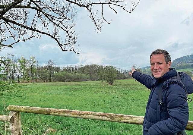 Im Seenger Ried: Matthias Betsche deutet auf den Erlenbruchwald hin, der eine Seltenheit darstellt. Foto: Hanny Dorer
