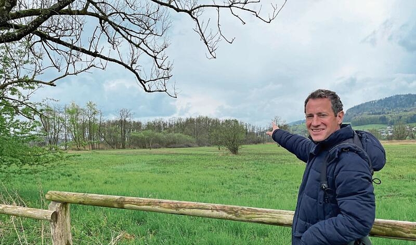 Im Seenger Ried: Matthias Betsche deutet auf den Erlenbruchwald hin, der eine Seltenheit darstellt. Foto: Hanny Dorer
