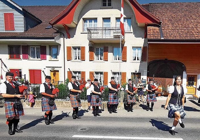 Ein Hauch Schottland: Happy-Pipers Luzern mit Dudelsackbläsern und Tänzerin. Foto: Fritz Thut