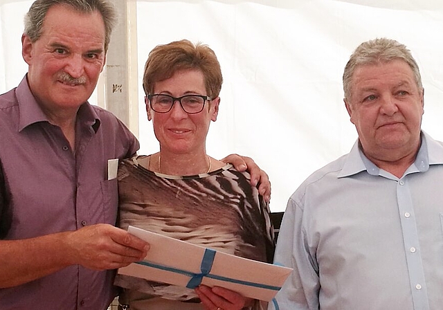 Feierten zusammen 100 Jahre: Geschäftsführer Edi Schmid mit Ehefrau Siegi und Präsident «Reini» Gloor. Foto: Fritz Thut