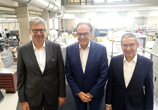 Illustre Einweihungsgäste; Stadtammann Daniel Mosimann (links) und Regierungsrat Urs Hofmann (rechts) beglückwünschen Theo Kromer, den Patron der Kromer-Gruppe, zum Neubau im Gexi.Foto: Fritz Thut