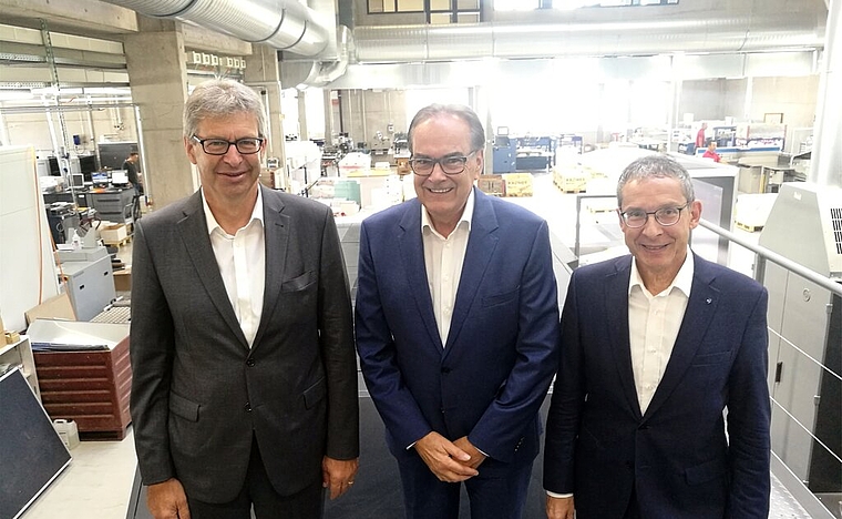 Illustre Einweihungsgäste; Stadtammann Daniel Mosimann (links) und Regierungsrat Urs Hofmann (rechts) beglückwünschen Theo Kromer, den Patron der Kromer-Gruppe, zum Neubau im Gexi.Foto: Fritz Thut