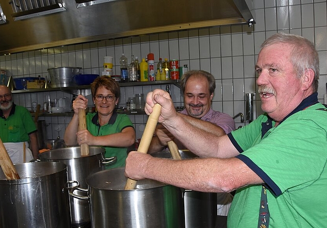 <em>Reger Betrieb in der Küche: </em>Werner Hegi (rechts), Präsident des Pilzvereins Seetal, kochte mit seinem Team auf Hochtouren mit grossen Töpfen, die voller Pilze waren.
