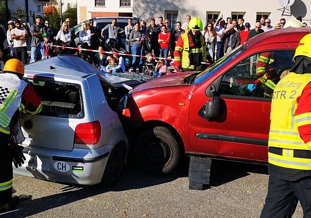 <em>Interessante Demonstrationen vor grosser Zuschauerschar:</em> Simulierte Strassenrettung beim Staufner Restaurant Linde im Rahmen der Hauptübung der Regio-Feuerwehr Lenzburg.