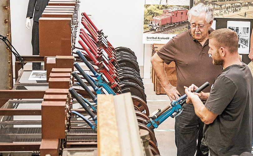 Weichenstellung mit viel Kraft: Patrick Burkard (rechts) legt selbst Hand an unter der Aufsicht von Daniel Aeschbacher. Foto: Peter Winkelmann Weichenstellung mit viel Kraft: Patrick Burkard (rechts) legt selbst Hand an unter der Aufsicht von Daniel Aeschbacher. Foto: Peter Winkelmann