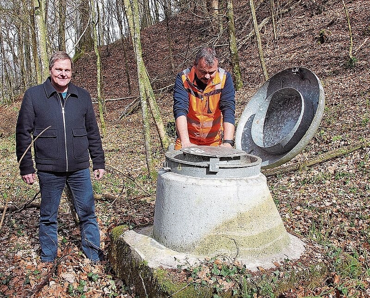 Besuch bei der Brunnstube Küfferloch: Gemeindeammann Hans Rätzer und Brunnenmeister Daniel Gygax. Foto: Alfred Gassmann