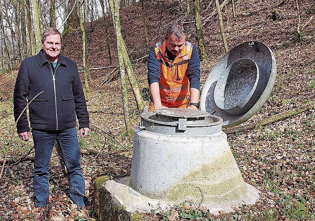 Besuch bei der Brunnstube Küfferloch: Gemeindeammann Hans Rätzer und Brunnenmeister Daniel Gygax. Foto: Alfred Gassmann