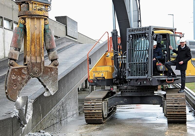 Wer braucht schon einen Spaten, wenn er einen Bagger hat: Landstatthalter Markus Dieth und Regierungsrat Dieter Egli beim «Baggerbiss» zum Baustart der neuen Prüfhalle in Schafisheim. Foto: Romi Schmid
