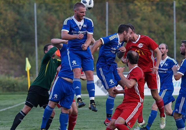 <em>Der Turm in Rupperswils Abwehr: </em>Kevin Wildi (blaues Dress) behält gegen Wallbach die Lufthoheit. Dennoch gewannen die Deutschen das Vorbereitungsspiel mit 3:1. Foto: rubu