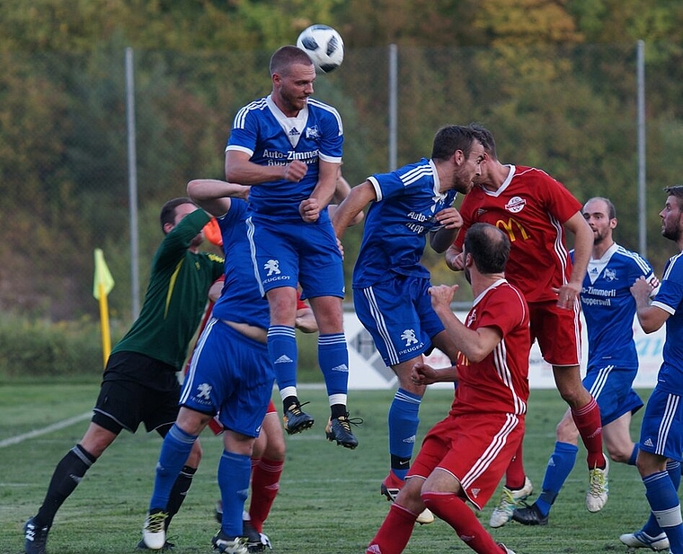 <em>Der Turm in Rupperswils Abwehr: </em>Kevin Wildi (blaues Dress) behält gegen Wallbach die Lufthoheit. Dennoch gewannen die Deutschen das Vorbereitungsspiel mit 3:1. Foto: rubu