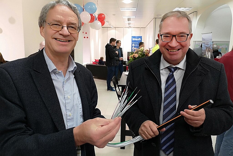 <em>Stark in Sachen Glasfaserkabel:</em> Verwaltungsratspräsident Martin Steinmann und Geschäftsführer Markus Blättler im Glasfaser-Showroom der SWL Energie AG an der Bahnhofstrasse 3 in Lenzburg. Foto: Fritz Thut