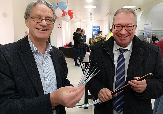 <em>Stark in Sachen Glasfaserkabel:</em> Verwaltungsratspräsident Martin Steinmann und Geschäftsführer Markus Blättler im Glasfaser-Showroom der SWL Energie AG an der Bahnhofstrasse 3 in Lenzburg. Foto: Fritz Thut