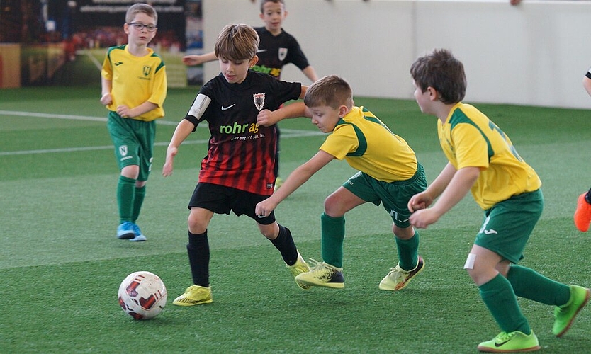 <em>Kampf im Mittelfeld:</em> Die Niederlenzer Fb-Junioren (gelbes Dress) kümmern sich um einen Aarau-Spieler. Fotos: Ruedi Burkart
