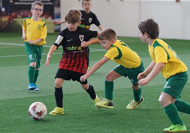 <em>Kampf im Mittelfeld:</em> Die Niederlenzer Fb-Junioren (gelbes Dress) kümmern sich um einen Aarau-Spieler. Fotos: Ruedi Burkart
