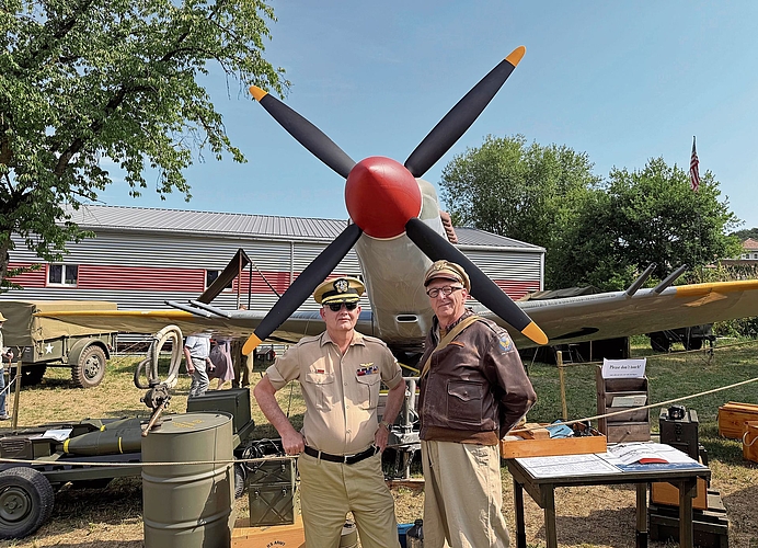 Stefan Meier und Adi Bieler vor dem Modell einer Spitfire.Foto: Verena Schmidtke Stefan Meier und Adi Bieler vor dem Modell einer Spitfire.Foto: Verena Schmidtke