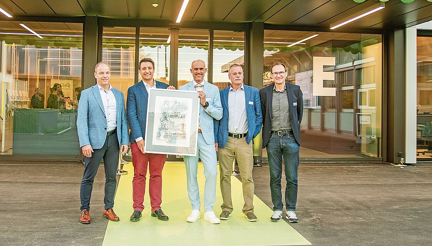 Der grüne Teppich ist ausgelegt für den BSL-Leiter Tobias Widmer, den Stadtpräsidenten Andreas Schmid, den WBZ-Leiter Fabian Schlatter, den Präsidenten der Baukommission, Markus Möhl, und den Architekten Daniel Schweizer.Foto: Peter Winkelamnn