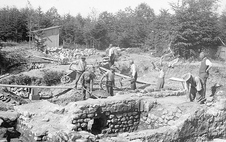 Prägende Figur: Vereinigungsgründer Reinhold Bosch (stehend rechts) als Ausgrabungsleiter in Sarmenstorf. Foto: Historische Vereinigung Seetal und Umgebung
