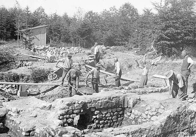 Prägende Figur: Vereinigungsgründer Reinhold Bosch (stehend rechts) als Ausgrabungsleiter in Sarmenstorf. Foto: Historische Vereinigung Seetal und Umgebung
