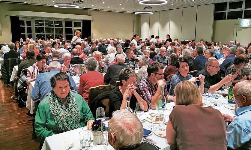 Kulinarischer Ausklang: «Hypi»-Aktionäre geniessen das Znacht als Naturaldividende, hier in der «Krone». Foto: Fritz Thut

