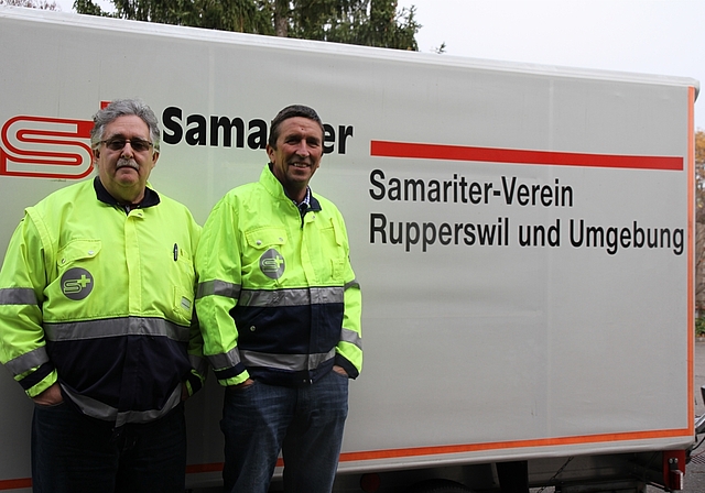 Der Samariterverein lädt ein: Daniel Aeschbacher (li.) und Georges Hächler freuen sich über ein zahlreiches Publikum. Foto: ST