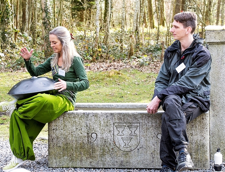 Märchen und Wahrheit: Karin Lüthi mit dem «Hang» und Eike von Lindern. Das «Hang» ist ein Musikinstrument, das im Jahre 2000 in Bern erfunden wurde, gespielt wird es mit den Fingern und Händen. Foto: Peter Winkelmann