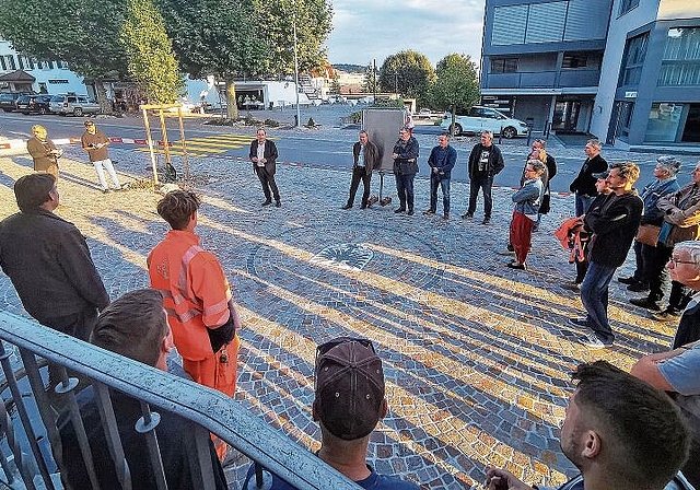 Gelungenes Werk: Einweihungsfeier für die sanierte Schulstrasse auf dem neu gestalteten Platz vor dem Schulhaus 1 in Seengen. Foto: Fritz Thut
