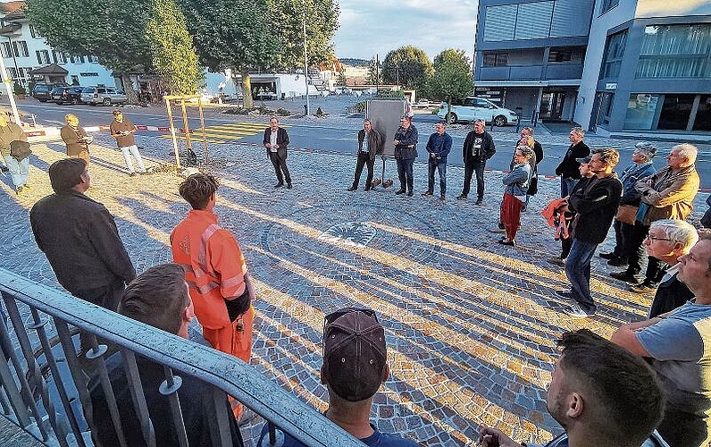 Gelungenes Werk: Einweihungsfeier für die sanierte Schulstrasse auf dem neu gestalteten Platz vor dem Schulhaus 1 in Seengen. Foto: Fritz Thut
