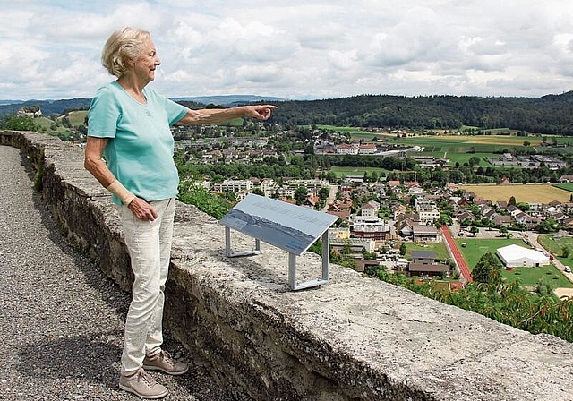 Sucht und findet die Berge: Ruth Furer an der neuen Panoramatafel. Foto: Alfred Gassmann