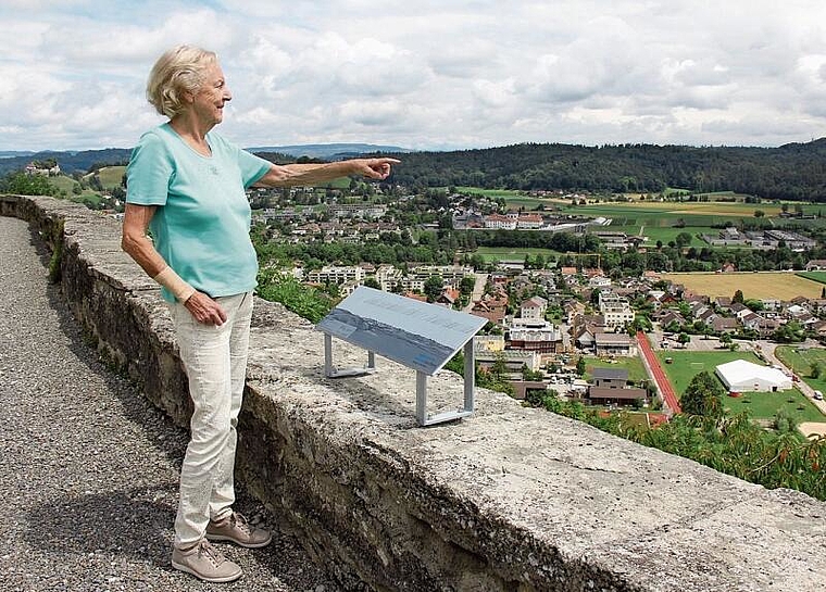 Sucht und findet die Berge: Ruth Furer an der neuen Panoramatafel. Foto: Alfred Gassmann