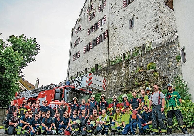 Rund 70 Feuerwehrleute im Einsatz: Für alle eine besondere Übungseinheit auf Schloss Wildegg.Foto: Peter Winkelmann