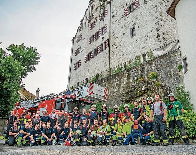 Rund 70 Feuerwehrleute im Einsatz: Für alle eine besondere Übungseinheit auf Schloss Wildegg.Foto: Peter Winkelmann