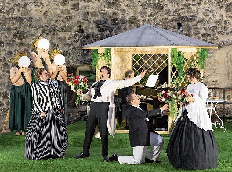 Am Schluss wird geheiratet: Szene der komischen Oper «Der Blitz» auf Schloss Hallwyl mit Solisten und Chor.Foto: Martin Dominik Zemp / mdzphoto.ch