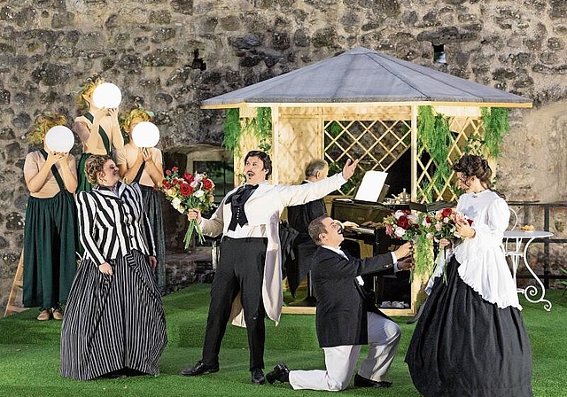 Am Schluss wird geheiratet: Szene der komischen Oper «Der Blitz» auf Schloss Hallwyl mit Solisten und Chor.Foto: Martin Dominik Zemp / mdzphoto.ch